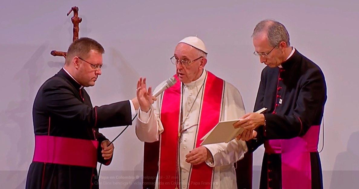 El Papa Francisco alentó a los sacerdotes, religiosos y seminaristas a permanecer en Dios dando siempre testimonio de la alegría de Dios.