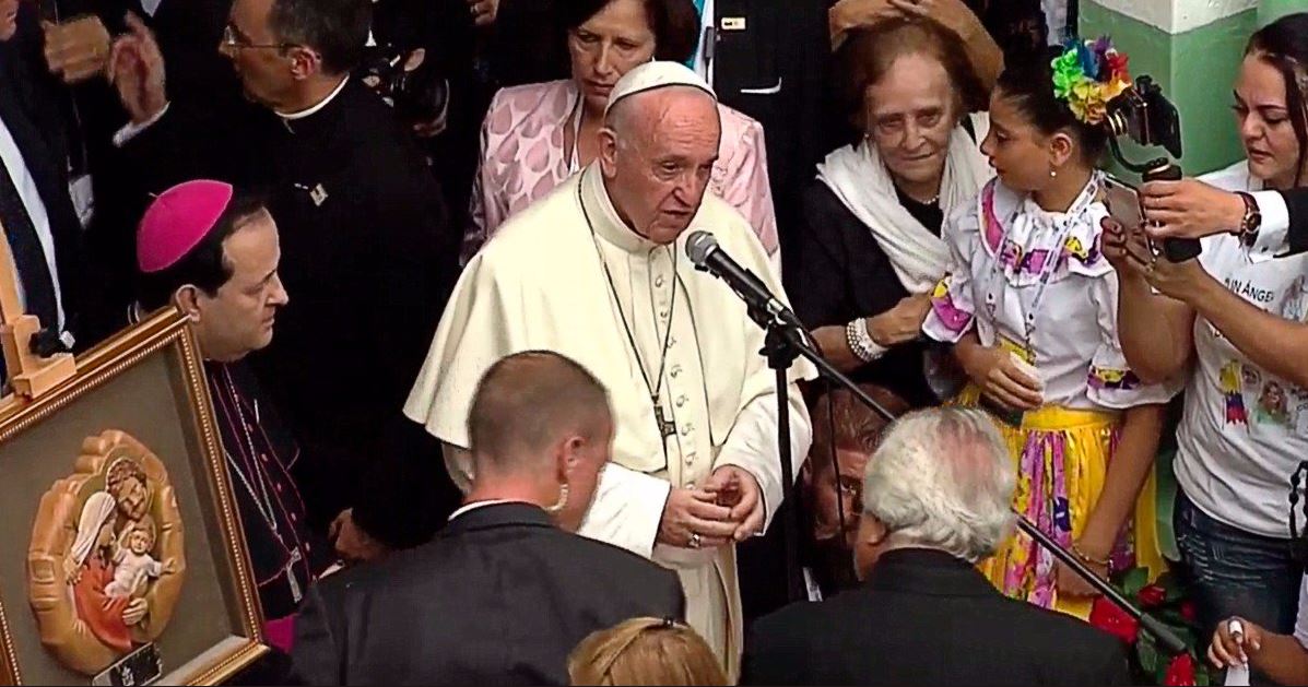 El Papa Francisco dirigió unas palabras a los cientos de niños, jóvenes, religiosas, sacerdotes y laicos de la Casa Familia San José en Medellín